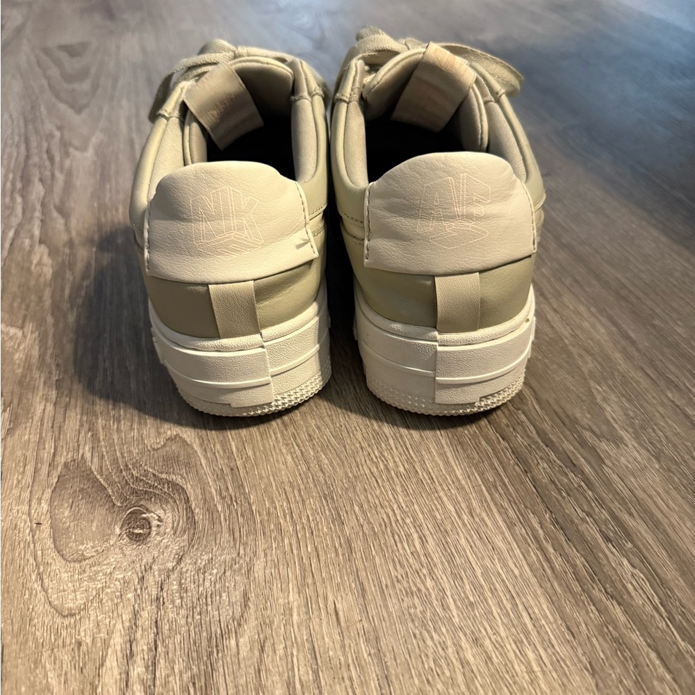 Women’s size 8.5 Nike af1 Air Force one Sneakers light olive green​ - Picture 4 of 7